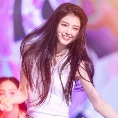 NewJeans Members (Minji, Danielle, Hanni, Haerin, Hyein) thumbnail
