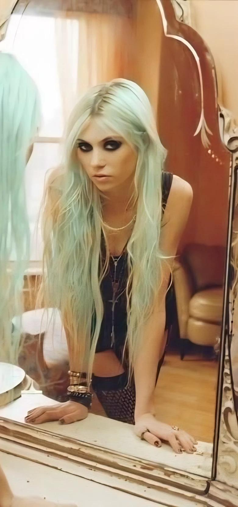 Taylor Momsen thumbnail
