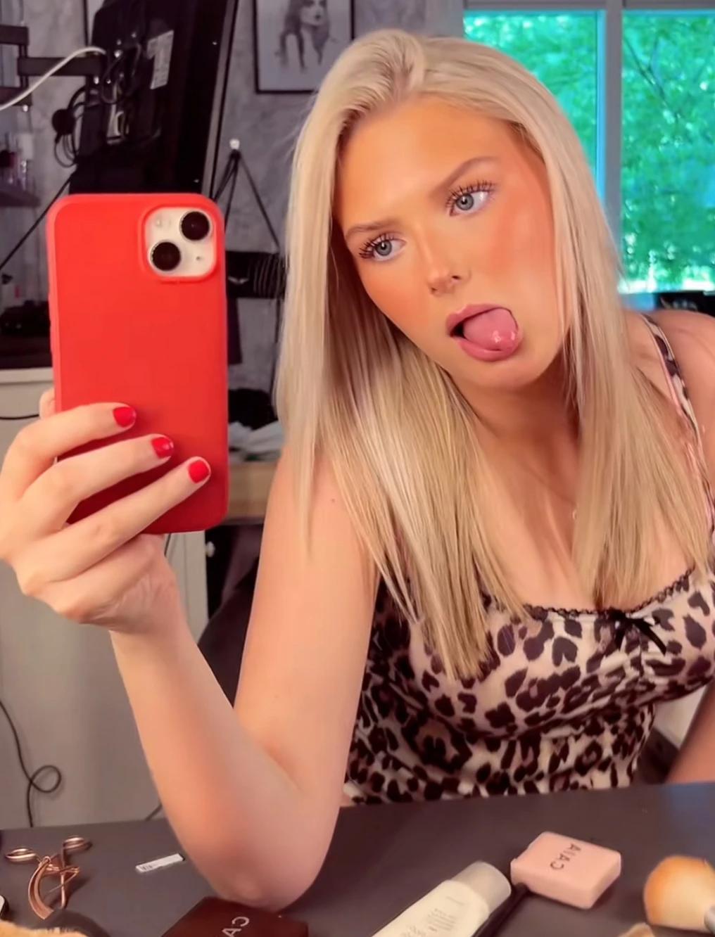 Stella - The popular girl thumbnail