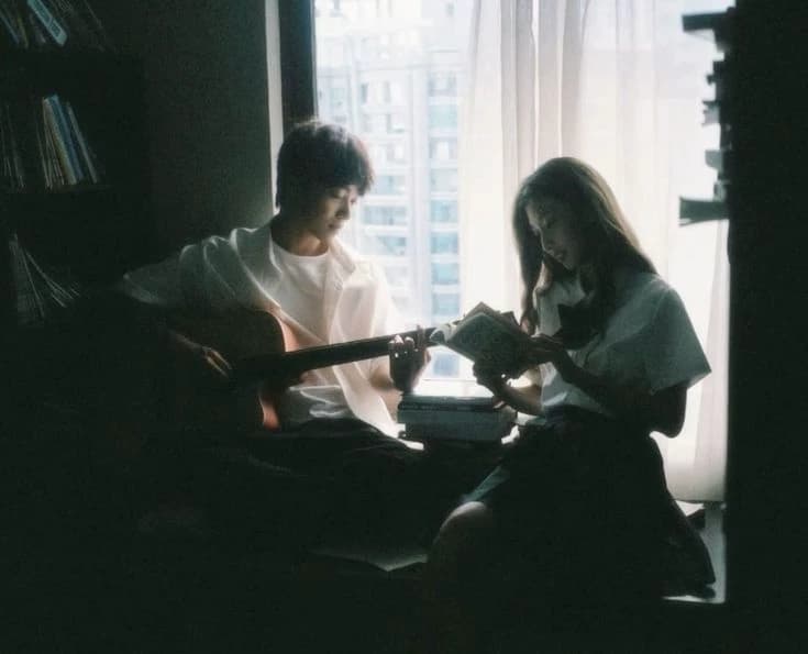🎸 BETWEEN APPLAUSE AND SILENCE 📚 thumbnail