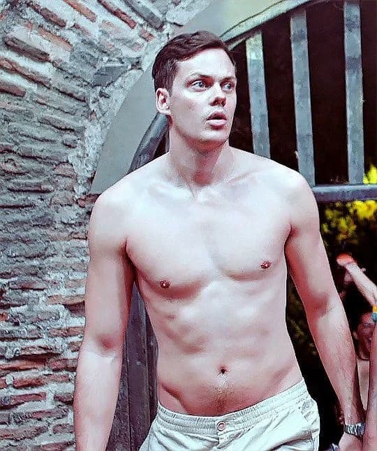 Guardia Bill skarsgård. thumbnail