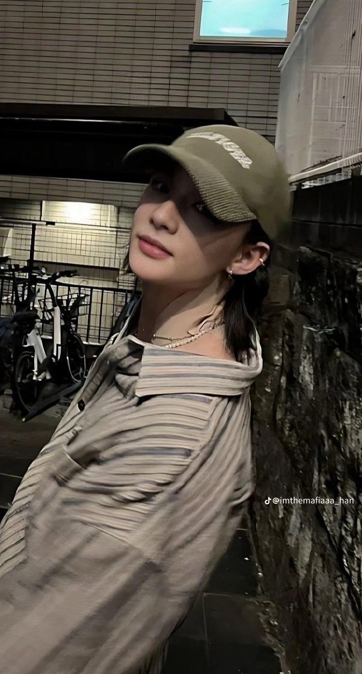 Hwang Hyunjin thumbnail