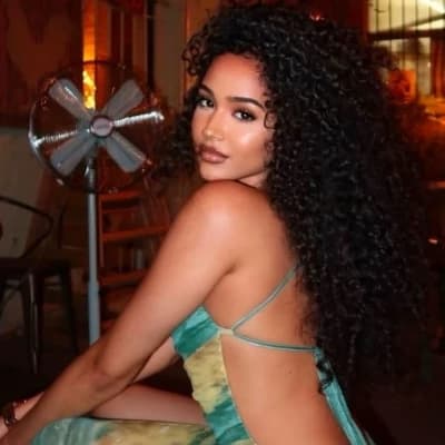 Julia Tavares thumbnail