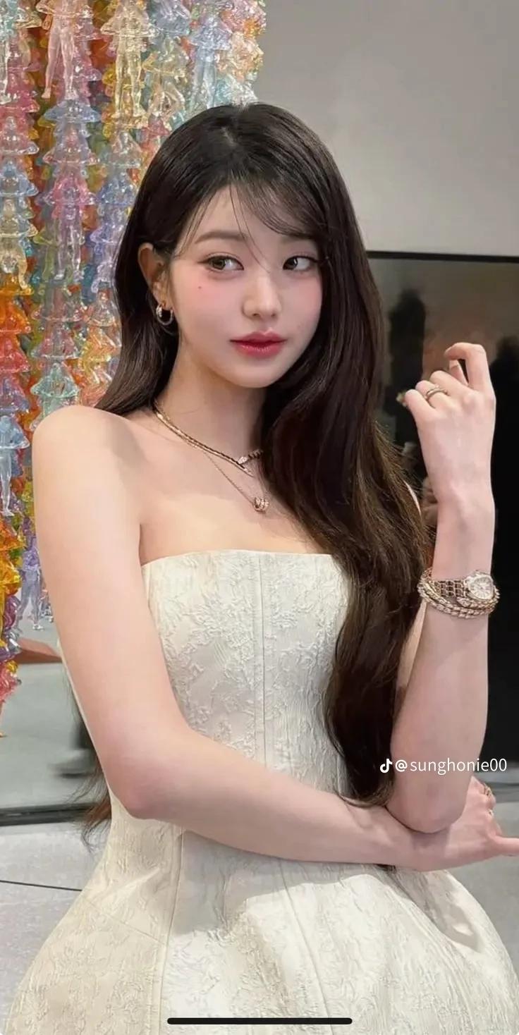 Jang wonyoung  thumbnail