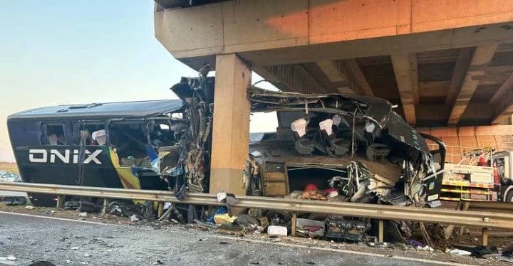 An accident of the Paradiso Marcopolo bus number 1777 collided with a bridge thumbnail