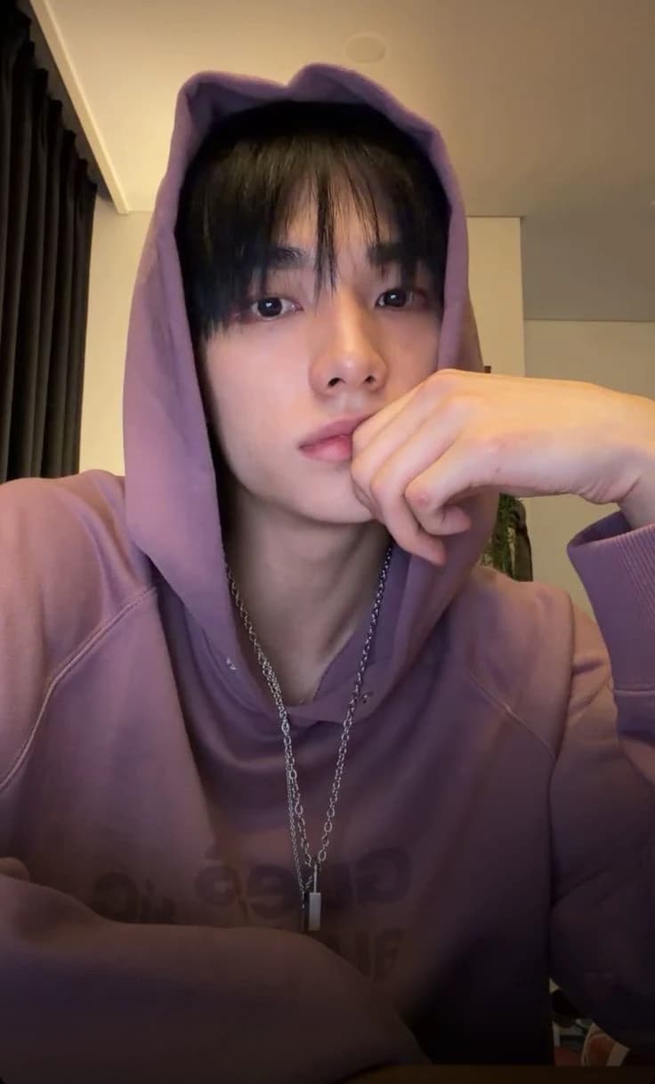 Hwang Hyunjin thumbnail