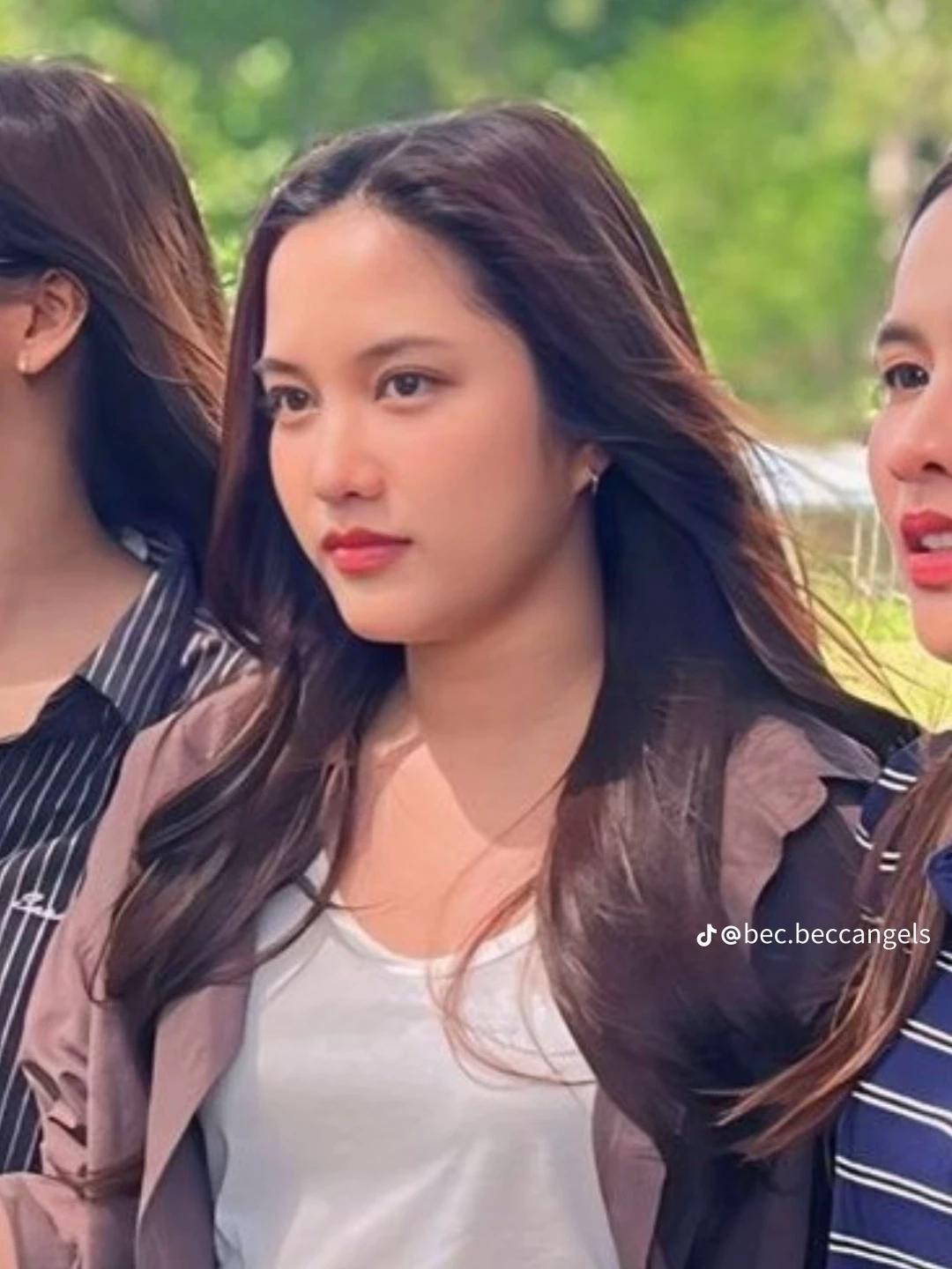 Hottest girl thumbnail