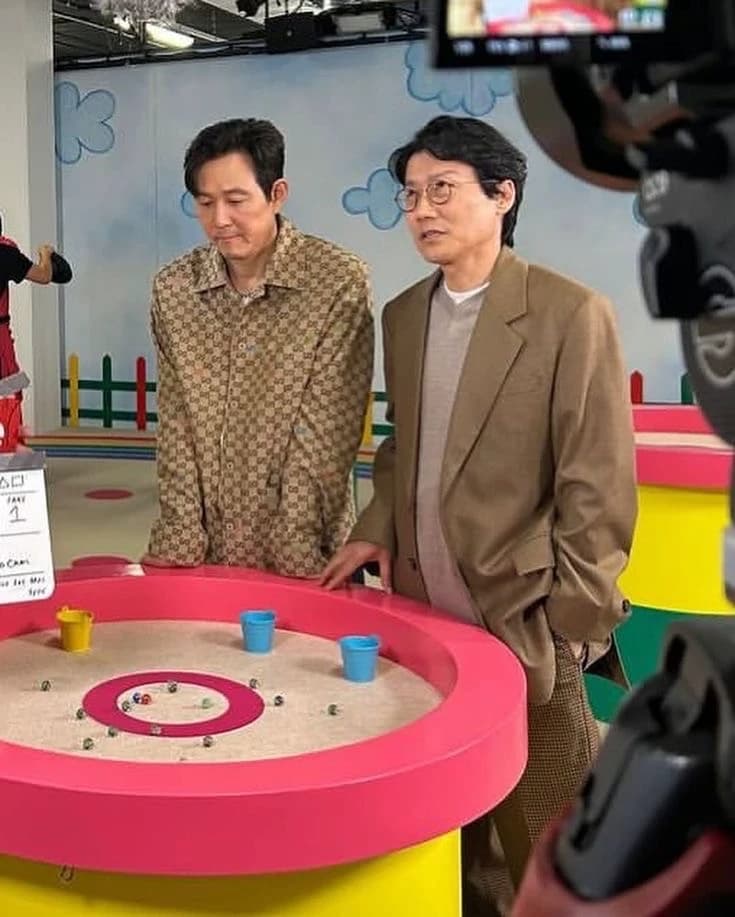 Hwang Dong-hyuk, Lee Jung-jae thumbnail