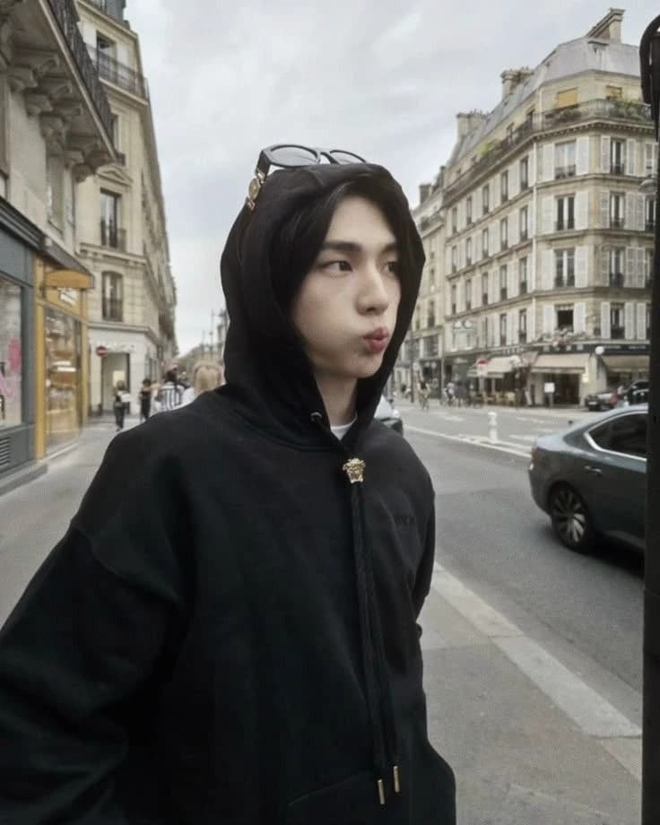 You are a kpop idol thumbnail
