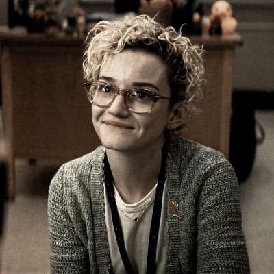 Julia Garner thumbnail
