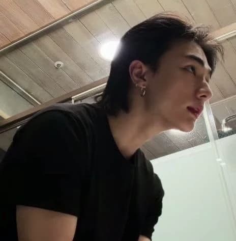 Hwang Hyunjin thumbnail