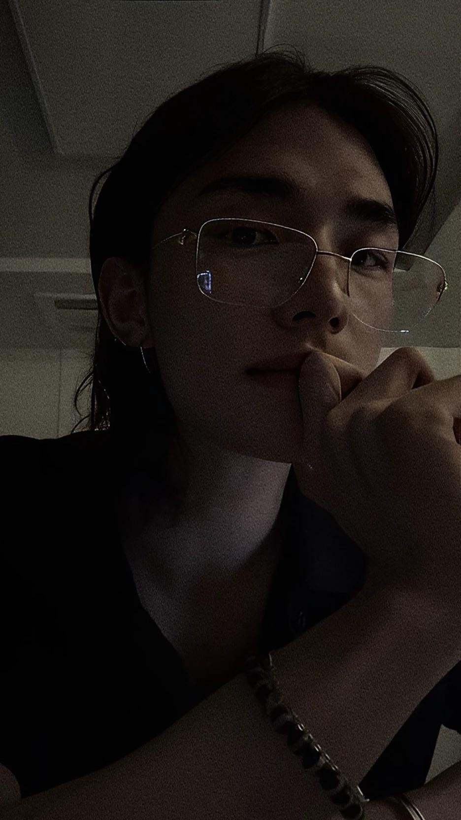 Hyunjin @flower_boy 🌷 thumbnail