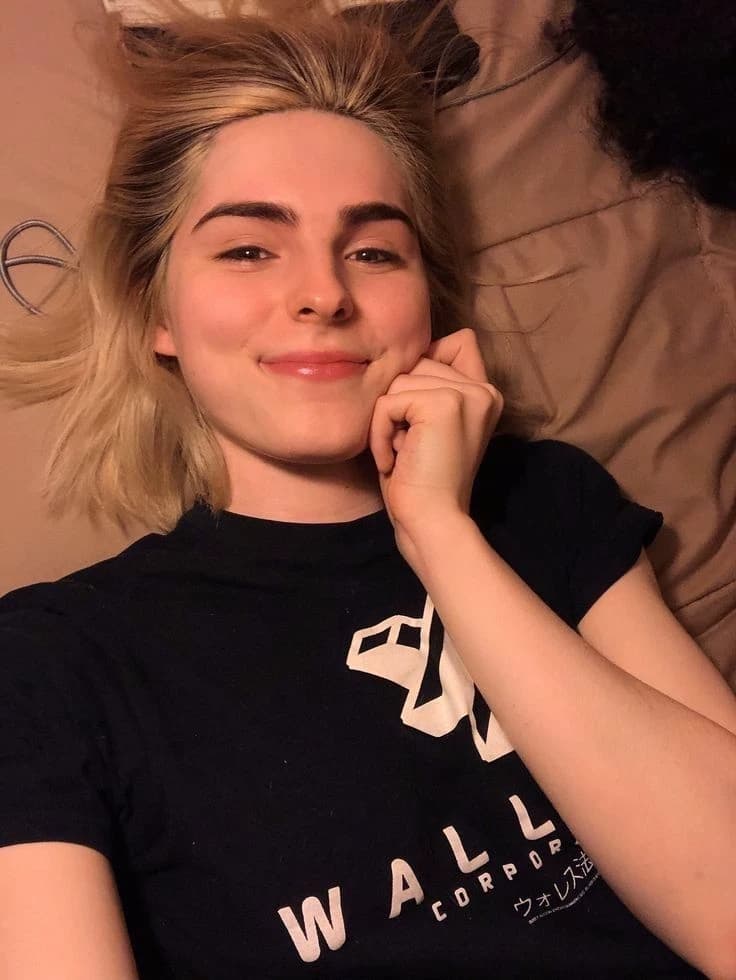 Ella Hollywood thumbnail