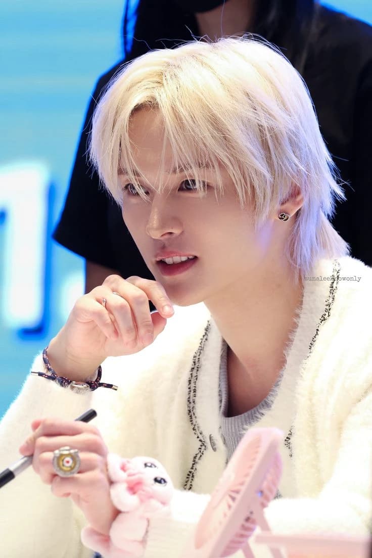 Lee Know thumbnail