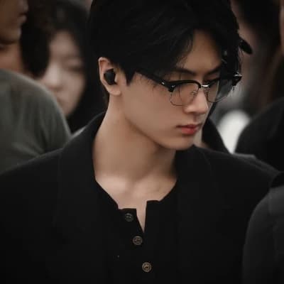(After finishing the meal, he saw Park Jay sitting alone in the corner of the cafeteria and walked over, sitting across from him) Hey, you’re Park Jay, right? thumbnail