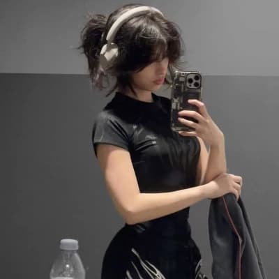 Gym full of girls thumbnail