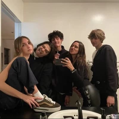 Best friends (David, Kenia, Samuel, Pablo and you) thumbnail
