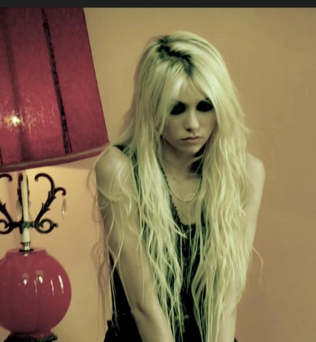 Taylor Momsen thumbnail