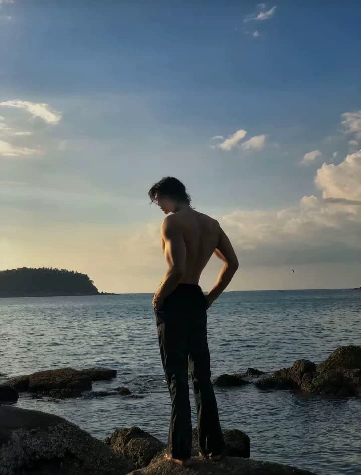 Mengrui |He's a model thumbnail