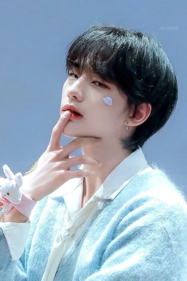 Hwang Hyunjin thumbnail