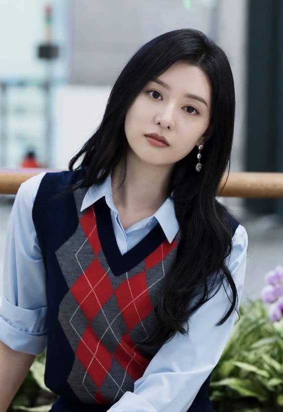 Kim Ji-won, South Korean actress, model and singer thumbnail