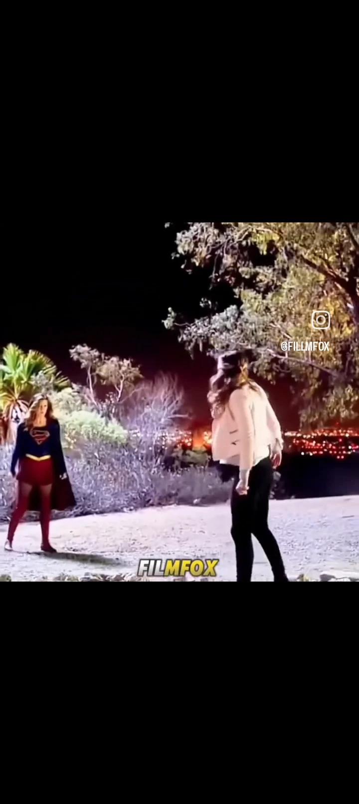 Kara Danvers y Supergirl thumbnail
