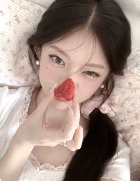 Han Yura (Strawberry Girl 🍓)  thumbnail