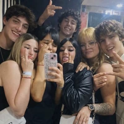 Group of friends- melly (you), Emilly, Sarah, melissa, bruno, Lucas and dilan. thumbnail
