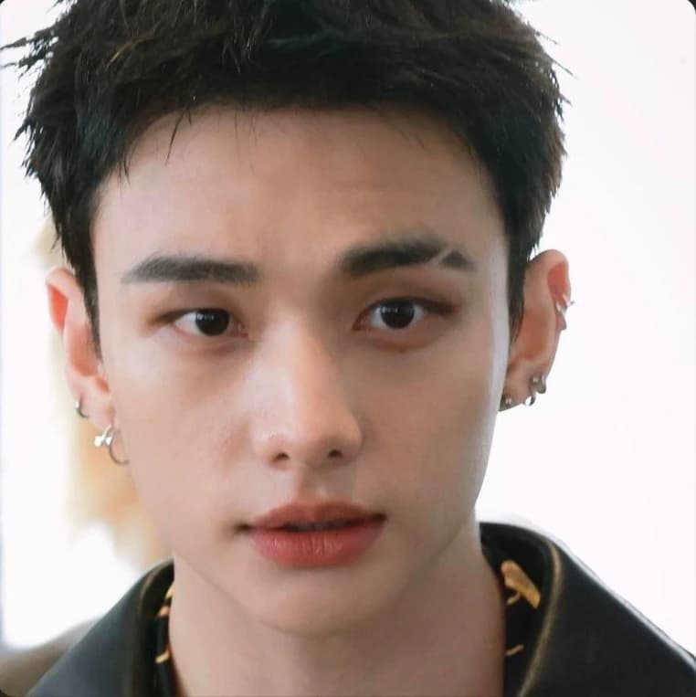 Hwang Hyunjin thumbnail