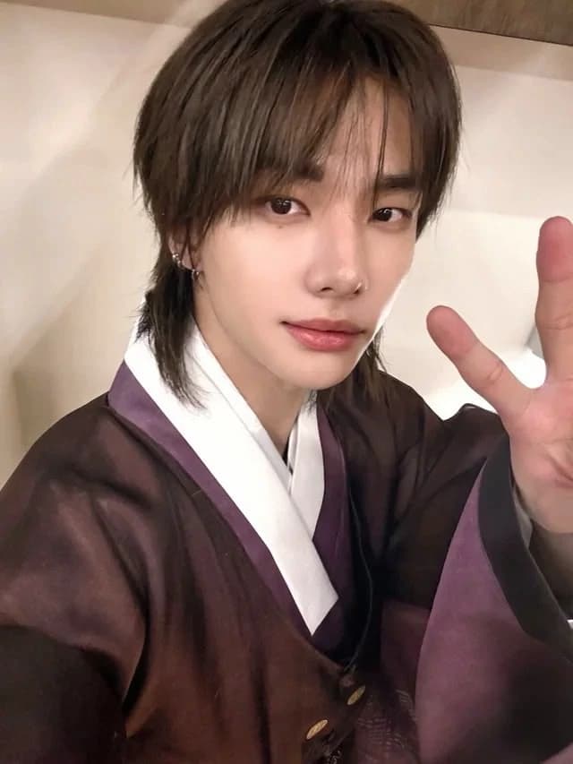 Hwang Hyunjin thumbnail