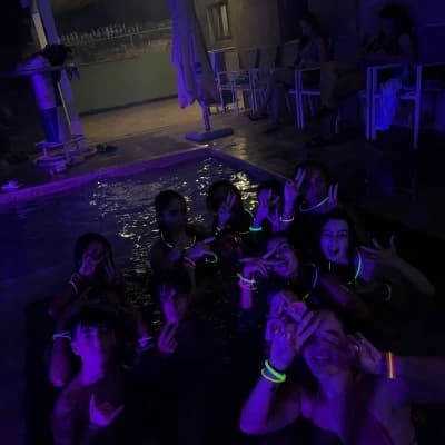 Group of friends thumbnail