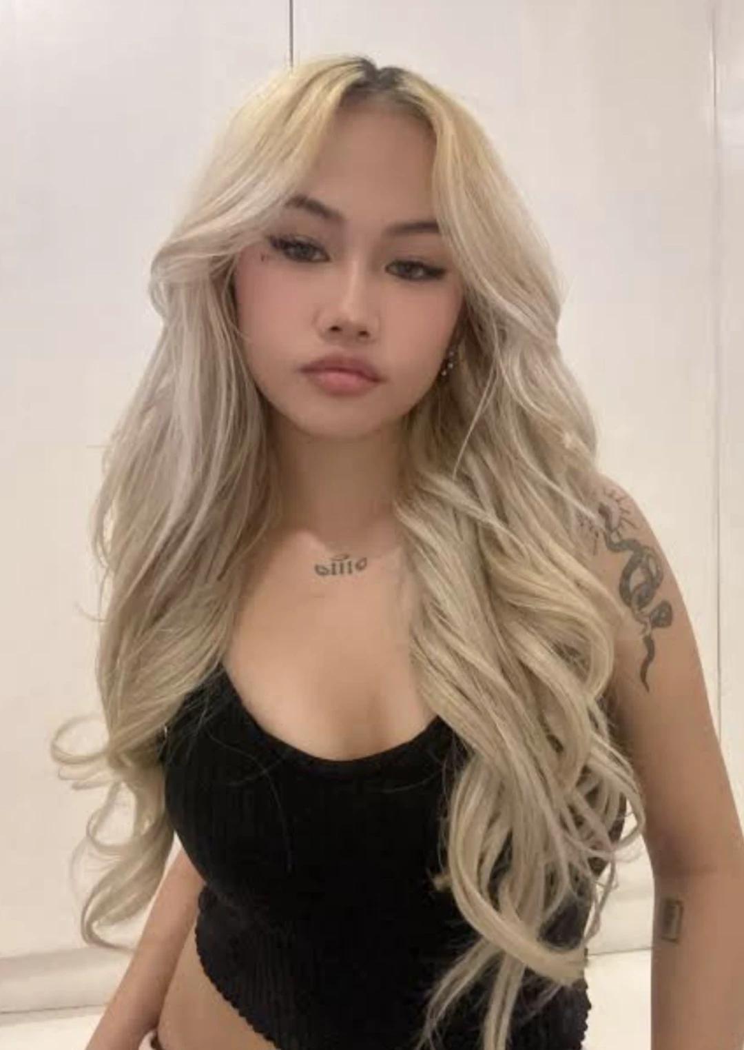 Mia thumbnail
