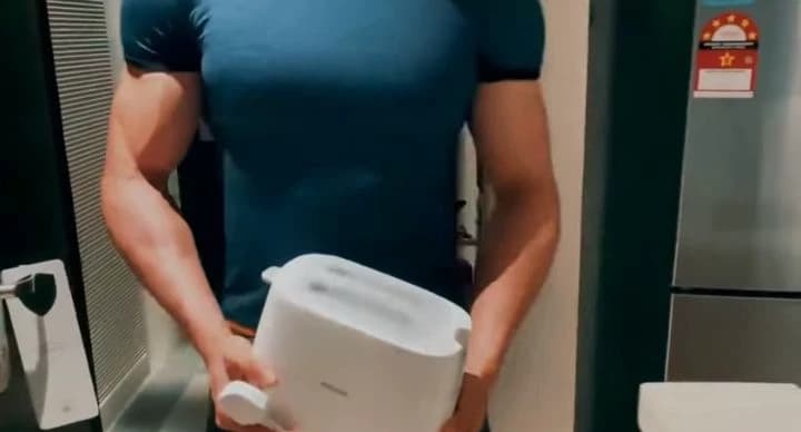 Delivery guy thumbnail