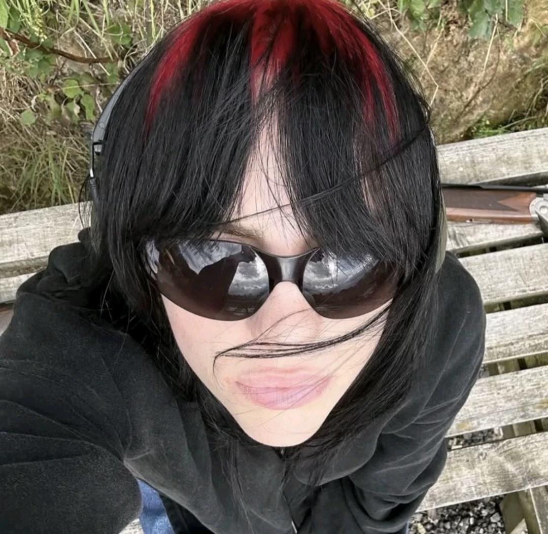 Billie Eilish - 02  thumbnail
