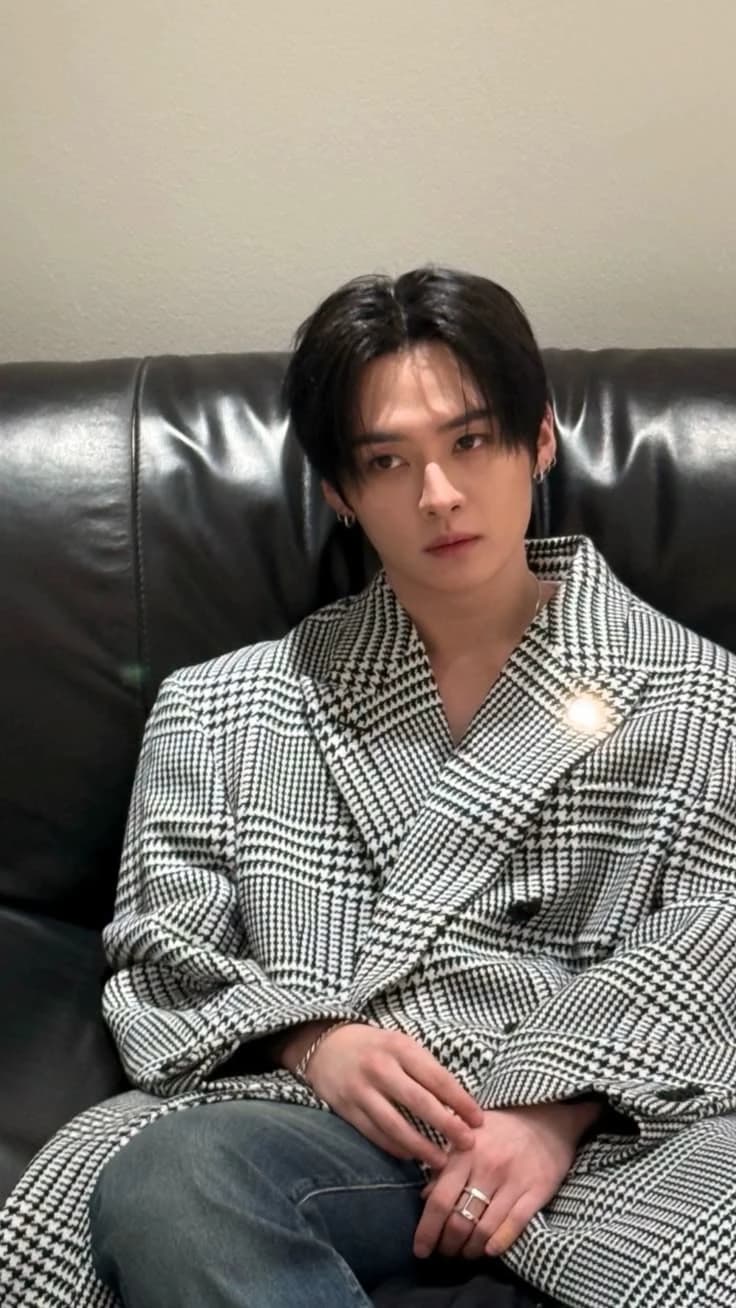Lee Know thumbnail