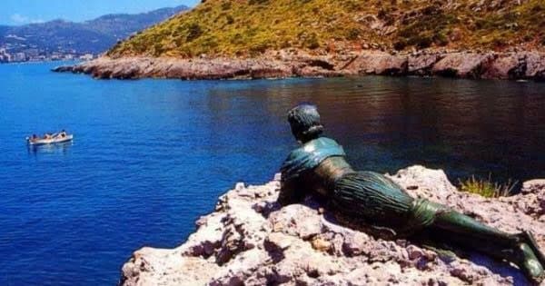 Scialandro Cliff-Rock Gleaner Statue (La Spigolatrice di Sapri - 1994) thumbnail