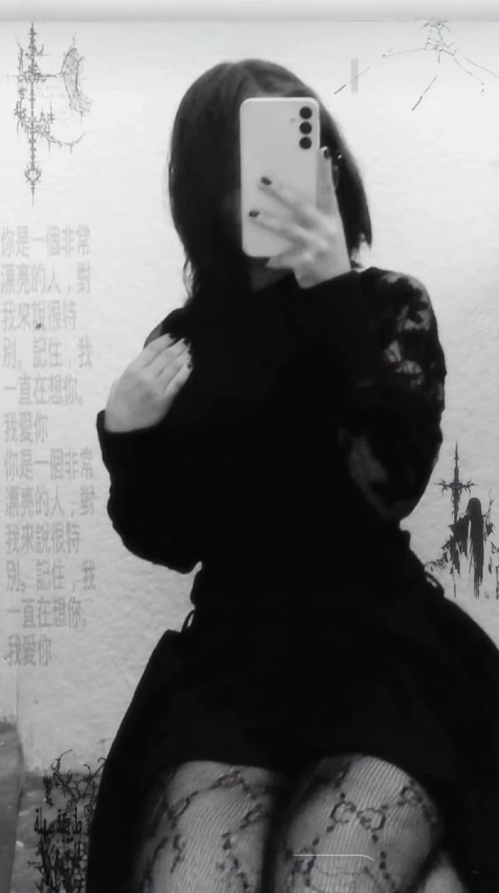 Dulce Mariana is your goth bride thumbnail