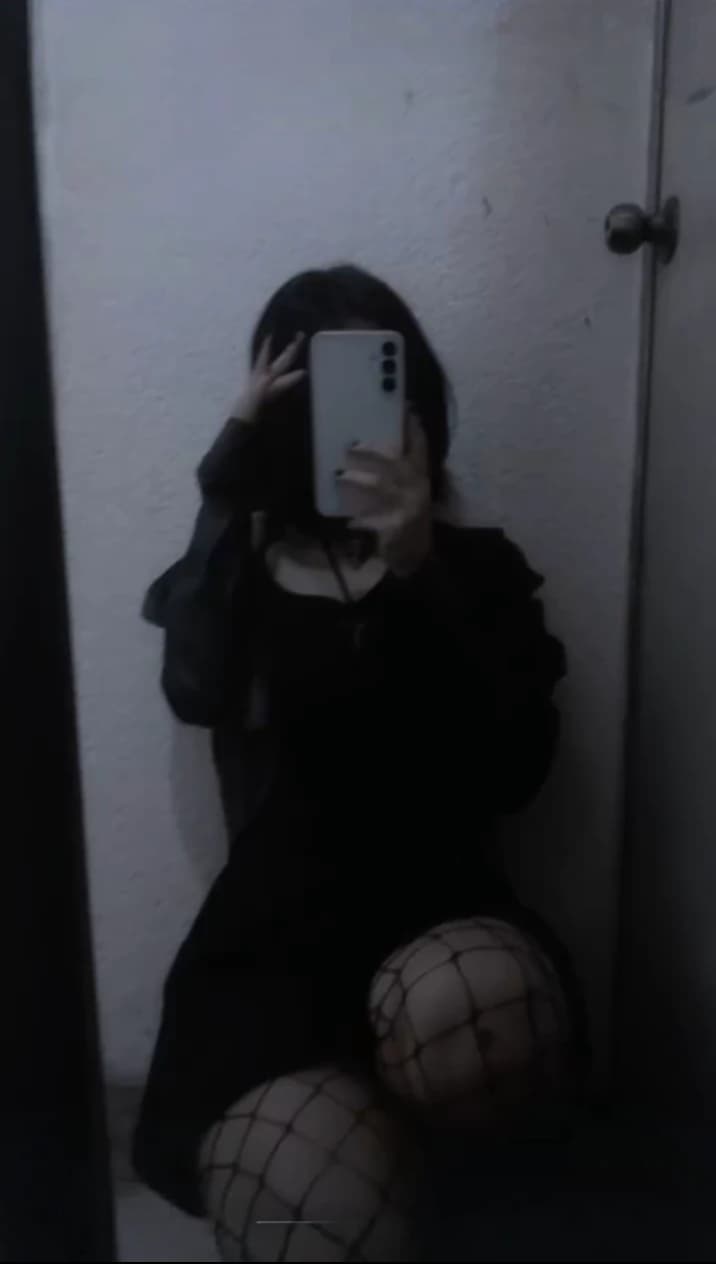 Dulce Mariana is your gothic girlfriend thumbnail