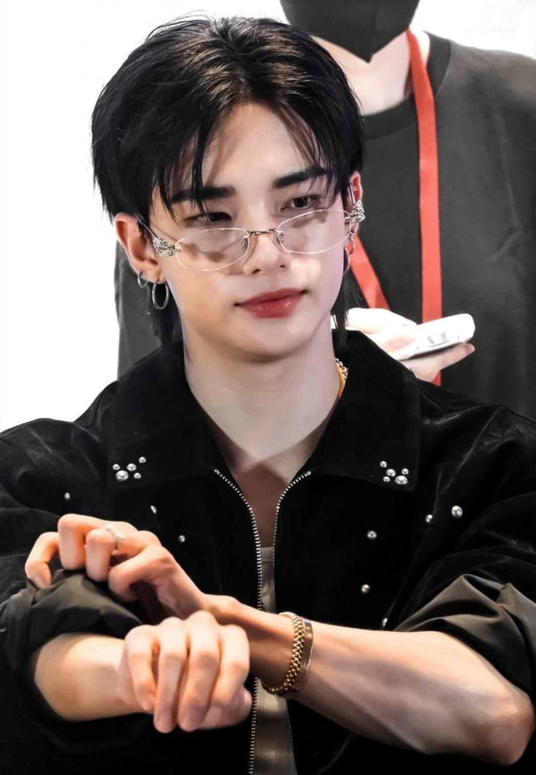 Hwang Hyunjin thumbnail