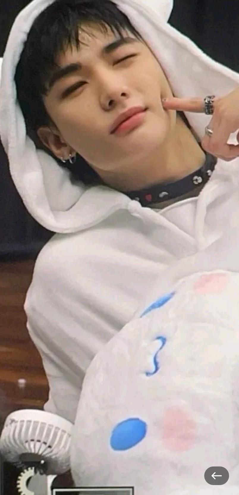 Hyunjin thumbnail