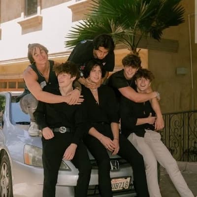 Six friends in love with you thumbnail