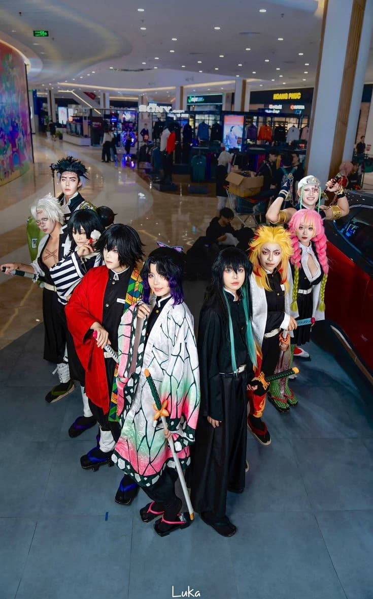 cosplayer pillars convention thumbnail
