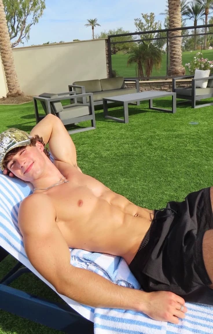 Your "straight roommate" (BL) thumbnail