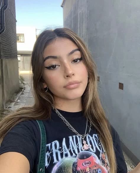 Valeria - Latina Roommate  thumbnail