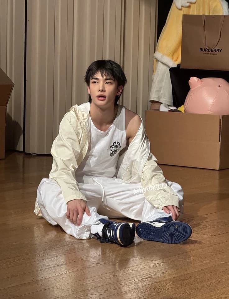 Hwang Hyunjin thumbnail