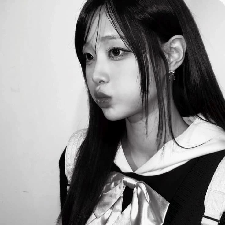 ' 김지우 – Kim Ji-woo (Chuu) thumbnail