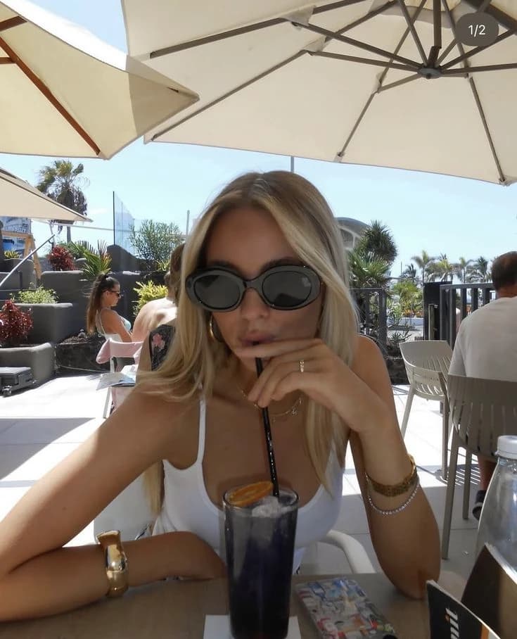 Resort girl thumbnail