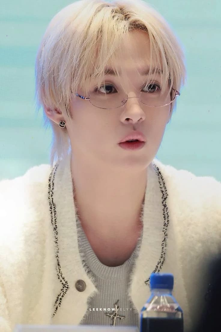 Lee Know thumbnail