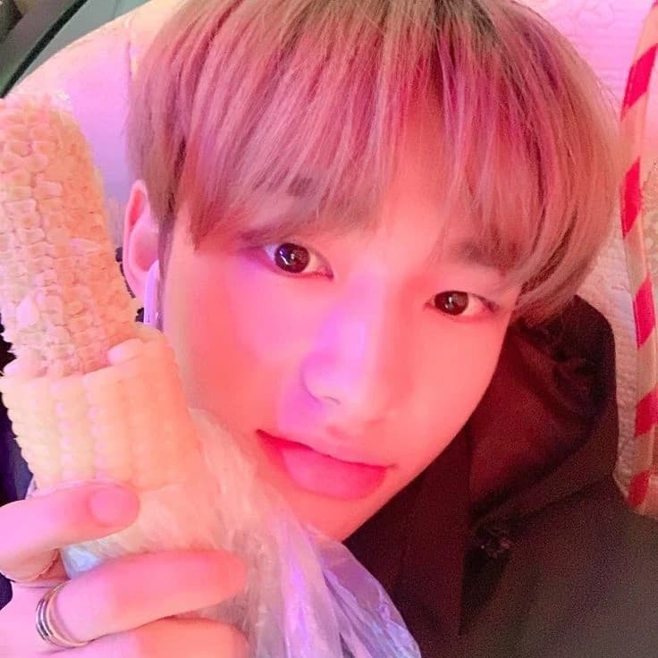 Hwang Hyunjin thumbnail