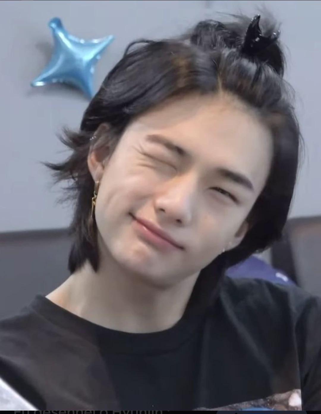 Hw★ng Hyunjin~ Your coleg★ de qu★rto calmo... Well, at least it was. thumbnail
